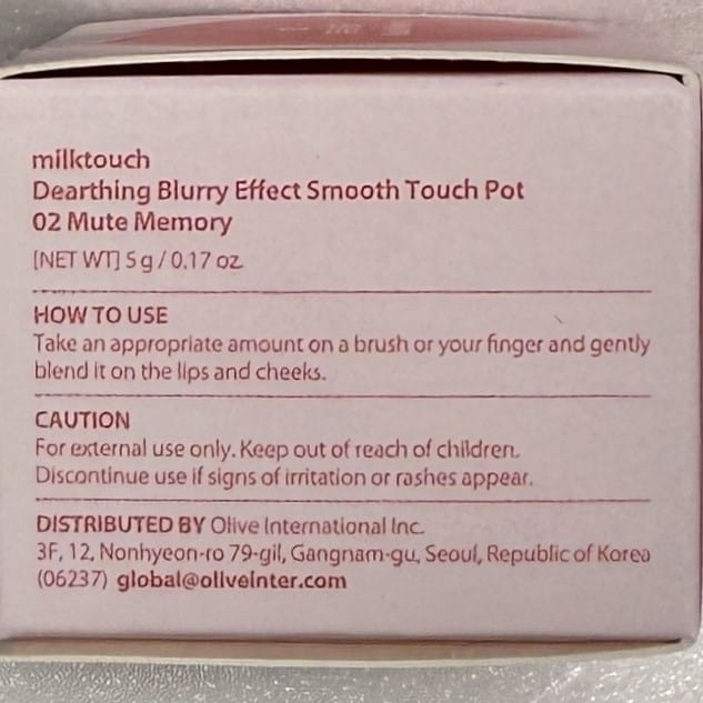 blush on round face using muted beige rose shade