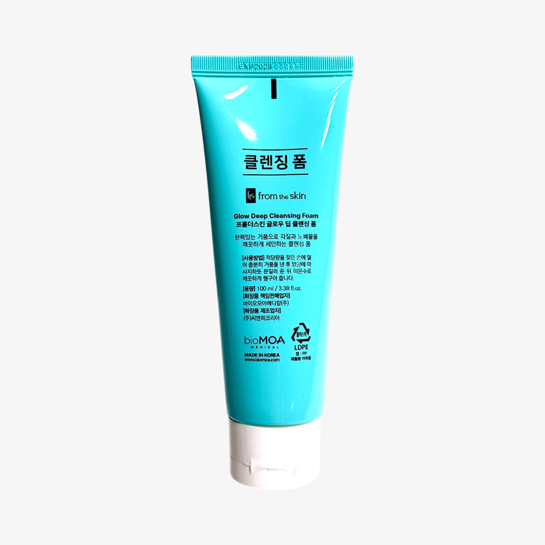 moisturizing face wash with gentle foaming cleanser